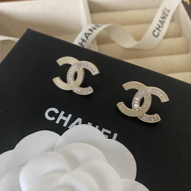 Chanel 新款施华洛字母方钻耳钉耳环原版专柜logo字印 没有任何华丽的点缀 独特金色黄铜与方钻设计进口方钻点缀双c质感极好 百搭更显优雅大气 凸显稚嫩视觉